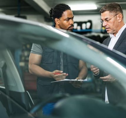 Ilustração sobre carros de locadora em leilão: prós, contras e o que verificar antes de arrematar