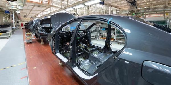 Ilustração sobre guincho, armazenagem e transporte: custos ocultos que mudam a conta do leilão