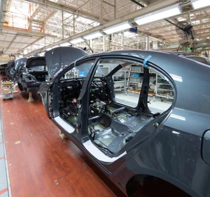 Ilustração sobre como calcular o valor real de um carro de leilão: método profissional